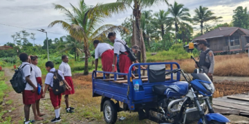Pengabdian Tulus: Pakai Roda Tiga Polisi Layani Antar Jemput Murid SDN Uta 2 Kapiraya