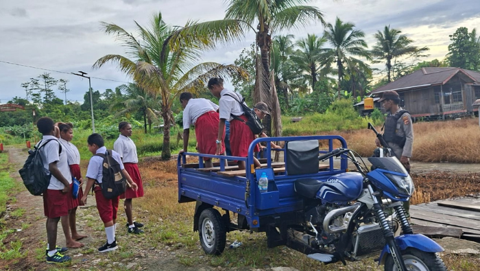 Pengabdian Tulus: Pakai Roda Tiga Polisi Layani Antar Jemput Murid SDN Uta 2 Kapiraya