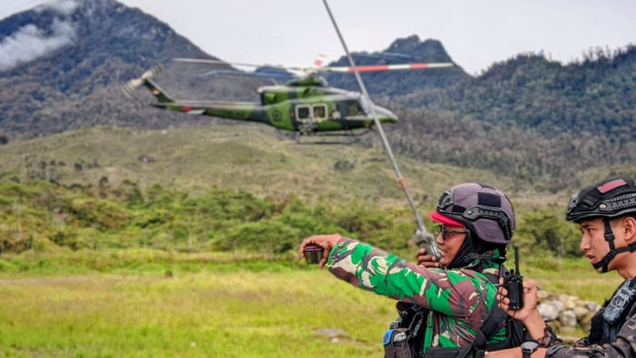 Dedikasi Tanpa Batas: Prajurit Satgas Yon Parako 466 Pasgat Kendalikan Operasional Bandara Sinak