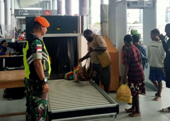 Sinergi Jaga Obyek Vital Udara, Satgas Yon Parako 466 Pasgat Amankan Bandara dengan Humanis