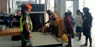 Sinergi Jaga Obyek Vital Udara, Satgas Yon Parako 466 Pasgat Amankan Bandara dengan Humanis