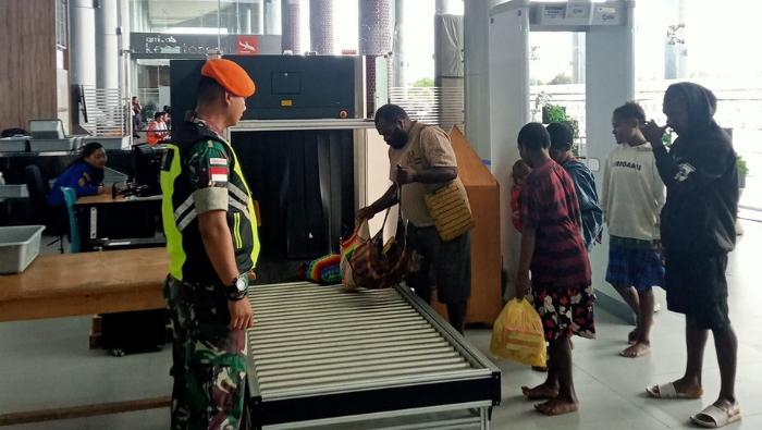Sinergi Jaga Obyek Vital Udara, Satgas Yon Parako 466 Pasgat Amankan Bandara dengan Humanis