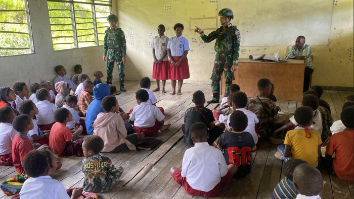 TNI Bangkitkan Semangat Belajar Anak-anak di Distrik Kalome-Puncak Jaya