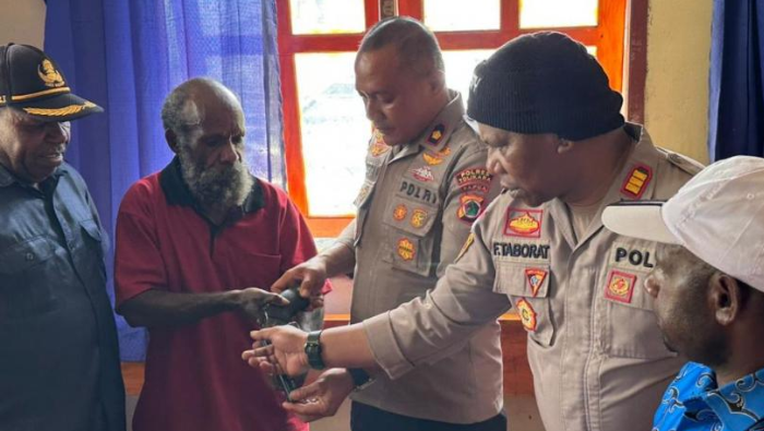 Keributan di Tengah Suasana Duka, Satu Warga Dilaporkan Tewas, Empat Polisi Terluka