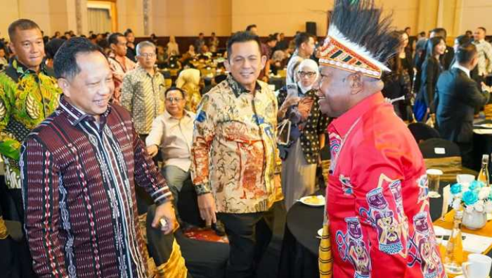 Gubernur Papua Barat Dominggus Mandacan Terima Penghargaan National Governance Awards 2026