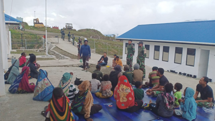 Pererat Silaturahmi: Satgas Yon Parako 466 Pasgat Tatap Muka dengan Masyarakat di Sekitar Bandara Tigiles