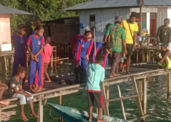 Potret Anak-anak Yapen Mengejar Cita-cita: Menembus Laut Enam Jam Menggunakan Perahu