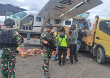 Kolaborasi Satgas Yon Parako 466 Pasgat dan Kru Pesawat Pastikan Kelancaran Pengangkutan Logistik di Intan Jaya