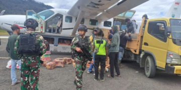 Kolaborasi Satgas Yon Parako 466 Pasgat dan Kru Pesawat Pastikan Kelancaran Pengangkutan Logistik di Intan Jaya