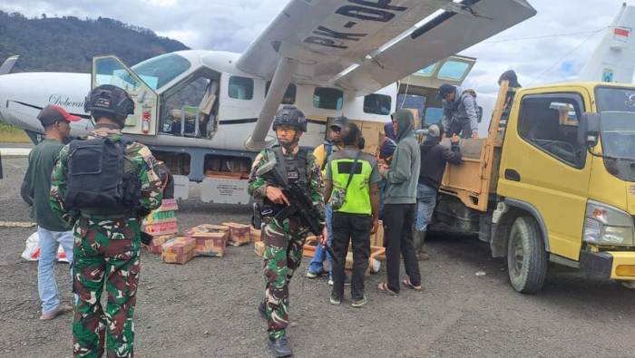 Kolaborasi Satgas Yon Parako 466 Pasgat dan Kru Pesawat Pastikan Kelancaran Pengangkutan Logistik di Intan Jaya