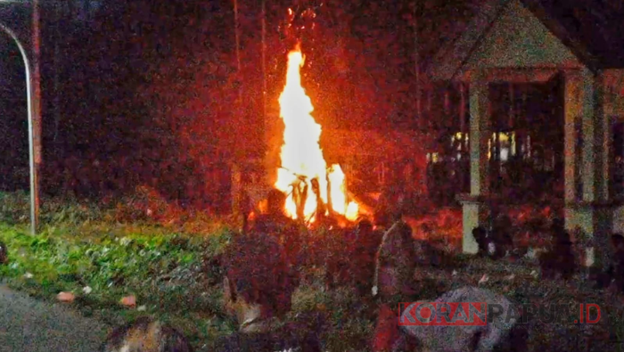 Sempat Ricuh Jelang Kremasi, Jenazah Junius Magai Akhirnya Dibakar Secara Adat