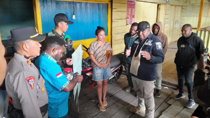 Sisir Kios di Oksibil, Satgas Yon Parako 466 Pasgat dan Tim Gabungan Gelar Razia PEKAT