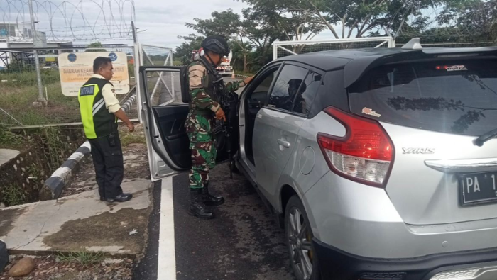 Jaga Keamanan Obvitnas, Korpasgat Supadio Lakukan Pemeriksaan Ketat di Bandara Nabire