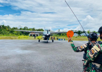 Satgas Yon Parako 466 Pasgat Bantu Kelancaran Operasional Penerbangan Perintis di Distrik Manggelum
