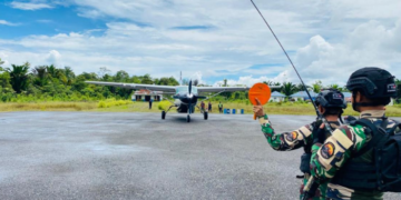 Satgas Yon Parako 466 Pasgat Bantu Kelancaran Operasional Penerbangan Perintis di Distrik Manggelum
