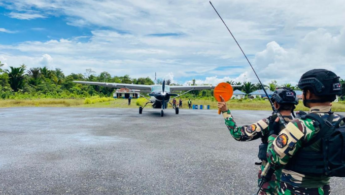 Satgas Yon Parako 466 Pasgat Bantu Kelancaran Operasional Penerbangan Perintis di Distrik Manggelum