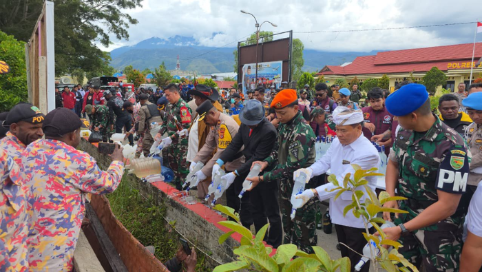 Aparat Gabungan dan Satgas Yon Parako 466 Pasgat Terlibat Pemusnahan Barang Bukti Miras dan Narkoba