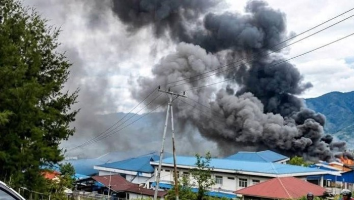 Kode Wanita Berjaket Loreng Terekam CCTV Sebelum Gedung RSUD Paniai Terbakar