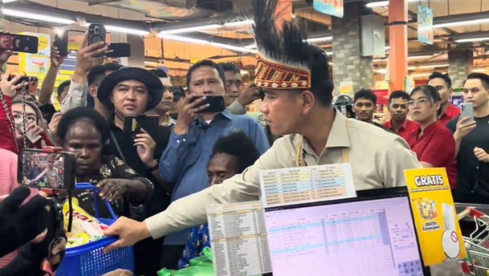 Kado Hari Kartini: Gibran Ajak 100 Mama Papua Berbelanja di Supermarket