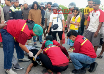 Oleng di Jalan Tidak Rata: Pengendara Motor Tabrak Kendaraan di Depan, Dilarikan ke RSUD Mimika