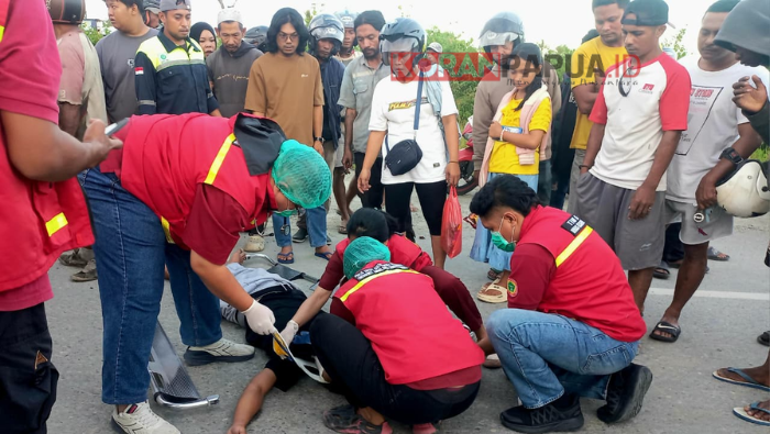 Oleng di Jalan Tidak Rata: Pengendara Motor Tabrak Kendaraan di Depan, Dilarikan ke RSUD Mimika