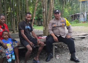 Langkah Kecil yang Bermakna: Tangkal Kabar Hoaks, Bhabinkamtibmas Minabua Sambangi Warga