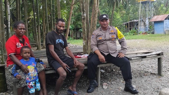 Langkah Kecil yang Bermakna: Tangkal Kabar Hoaks, Bhabinkamtibmas Minabua Sambangi Warga