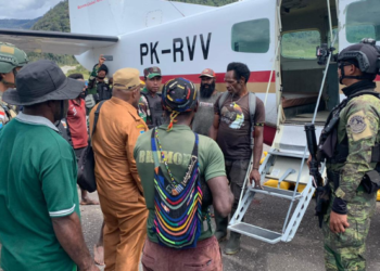 Satgas Yon Parako 466 Pasgat Bantu Dinsos Puncak Distribusi Bantuan untuk Pengungsi Sinak