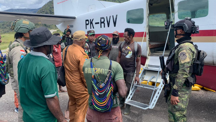 Satgas Yon Parako 466 Pasgat Bantu Dinsos Puncak Distribusi Bantuan untuk Pengungsi Sinak