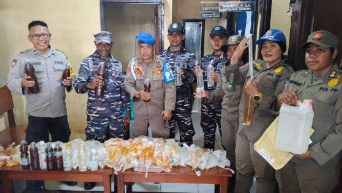 Puluhan Liter Sopi Tanpa Pemilik Gagal Masuk Timika