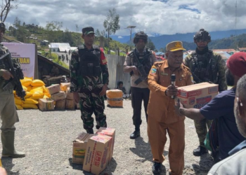 Satgas Yon Parako 466 Pasgat Bantu Dinsos Puncak Distribusi Bantuan untuk Pengungsi Sinak