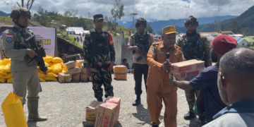 Satgas Yon Parako 466 Pasgat Bantu Dinsos Puncak Distribusi Bantuan untuk Pengungsi Sinak