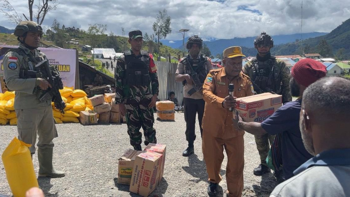 Satgas Yon Parako 466 Pasgat Bantu Dinsos Puncak Distribusi Bantuan untuk Pengungsi Sinak