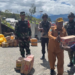 Satgas Yon Parako 466 Pasgat Bantu Dinsos Puncak Distribusi Bantuan untuk Pengungsi Sinak