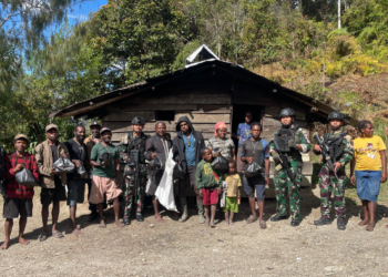 Satgas Yon Parako 466 Pasgat Salurkan Bantuan Sembako di Area Bandara Sugapa