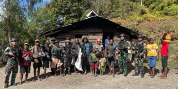 Satgas Yon Parako 466 Pasgat Salurkan Bantuan Sembako di Area Bandara Sugapa