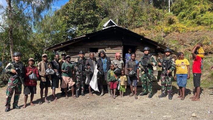 Satgas Yon Parako 466 Pasgat Salurkan Bantuan Sembako di Area Bandara Sugapa