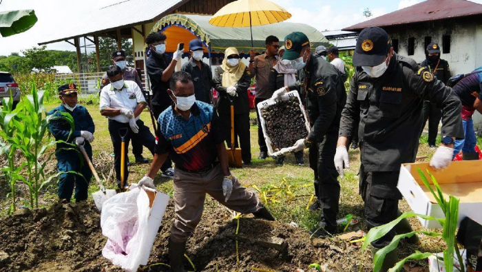 Karantina Papua Musnahkan 4,19 Ton Komoditas asal Surabaya Tak Layak Konsumsi