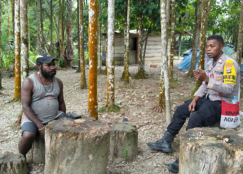 Sentuhan Bermakna: Brigpol Nixon Sambangi Warga yang Rumahnya Roboh di Kampung Hangaitji