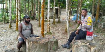 Sentuhan Bermakna: Brigpol Nixon Sambangi Warga yang Rumahnya Roboh di Kampung Hangaitji