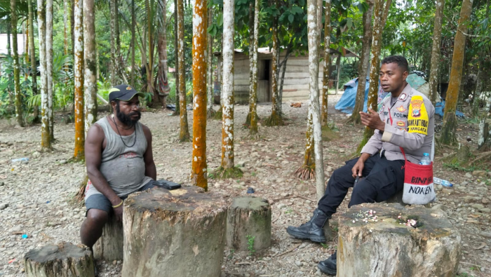 Sentuhan Bermakna: Brigpol Nixon Sambangi Warga yang Rumahnya Roboh di Kampung Hangaitji