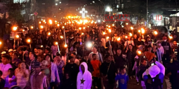 Ribuan Umat Kristiani di Mimika Ikuti Pawai Obor Sambut Fajar Paskah 2026