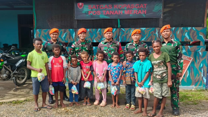 Satgas Yon Parako 466 Pasgat Hadirkan Kebahagiaan untuk Anak-Anak Perbatasan Boven Digoel