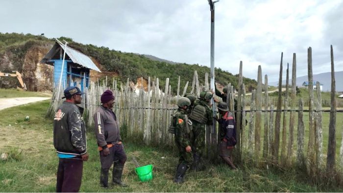Satgas Yonif 4 Marinir TNI AL Pasang Lampu Penerangan Jalan di Distrik Ekadide – Paniai