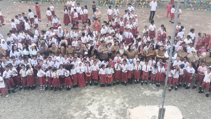 Edukasi Pembentukan Karakter Siswa SDN 4 Timika, Polsek Miru Usung Tema ‘Honai Smart Character’