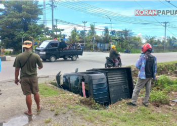 Panik Saat Belok, Pikap Angkut Puluhan Galon Terjun ke Parit di Timika