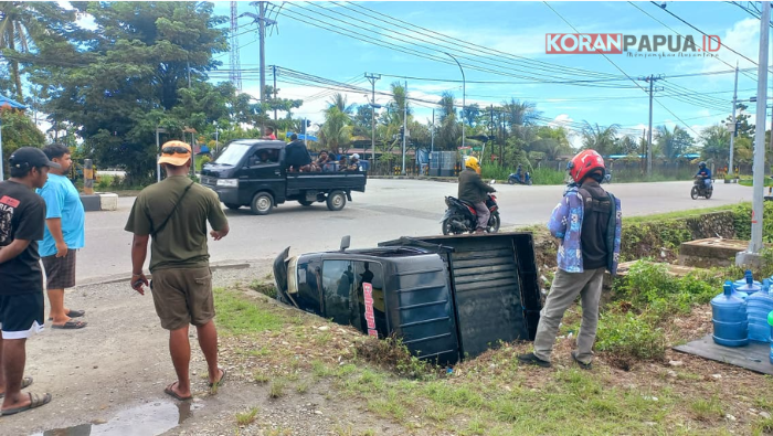 Panik Saat Belok, Pikap Angkut Puluhan Galon Terjun ke Parit di Timika