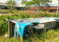 Bus Terbalik Masuk Parit, Sopir Dilarikan ke RSUD Mimika