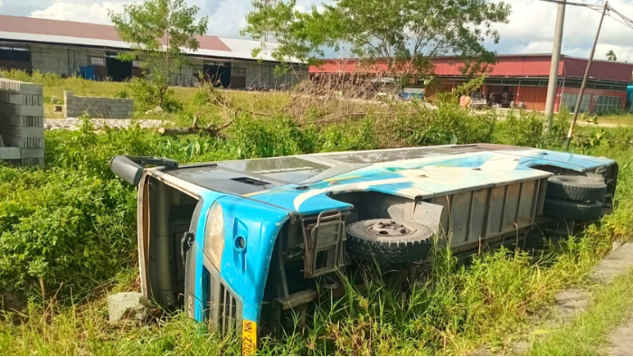 Bus Terbalik Masuk Parit, Sopir Dilarikan ke RSUD Mimika
