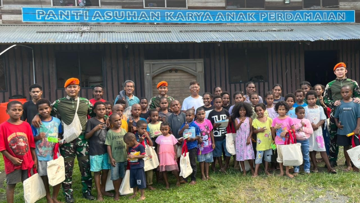 Satgas Yon Parako 466 Pasgat Salurkan Bantuan untuk Panti Asuhan Karya Anak Perdamaian
